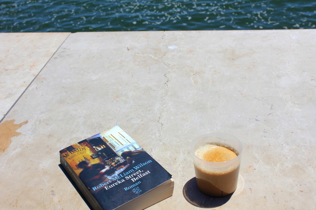 Lissabon Buch und Kaffee