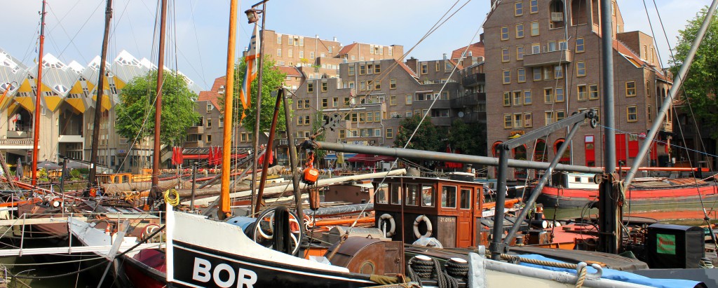 Kleine Boote im Oude Haven Rotterdam und im Hintergrund die Kubushäuser