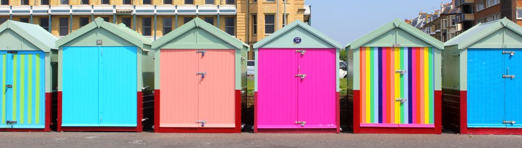 Bunte Strandhäuser am Strand von Brighton