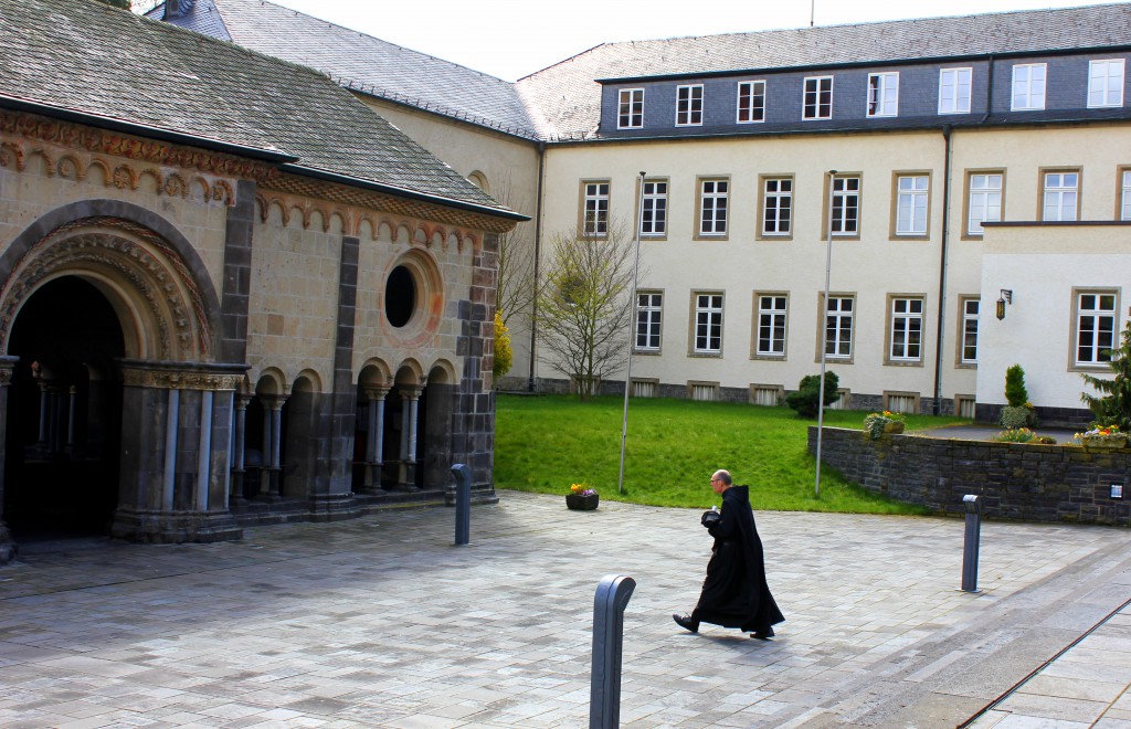 Kloster mit Mönch