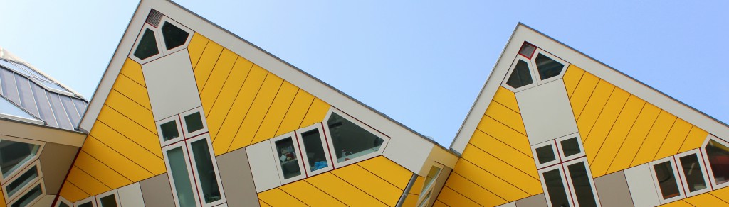 gelbe Kubushäuser in einer Nahaufnahme