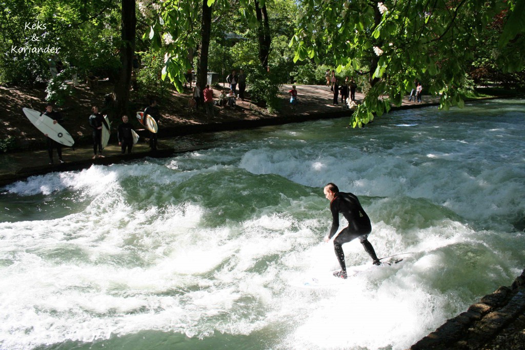 München Englischer Garten Eisbach Surfer