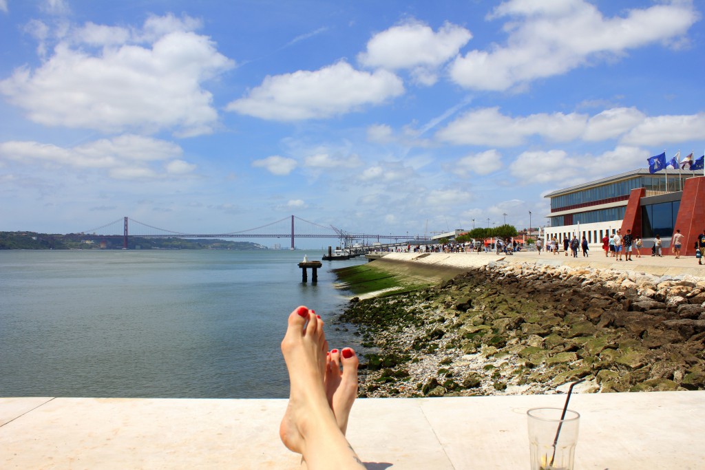 Lissabon Füße am Wasser